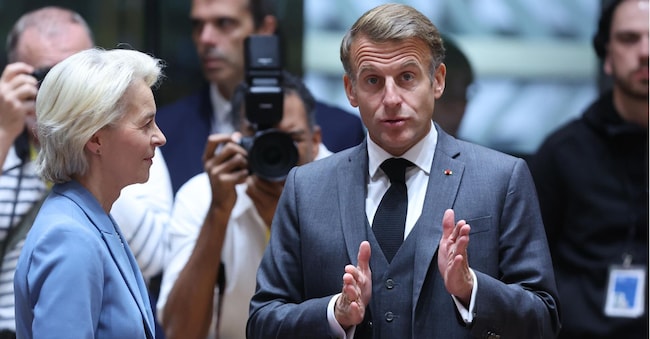 epa13305728 La presidente della Commissione europea Ursula von der Leyen e il presidente francese Emmanuel Macron (a destra) durante un vertice del Consiglio europeo a Bruxelles, in Belgio, il 15 ottobre 2026. I capi di Stato e di governo dell’Unione europea (UE) si riuniscono per un vertice di due giorni, il 15 e il 16 ottobre 2026, incentrato sulla competitività europea e sui prezzi dell’energia, sul bilancio a lungo termine dell’UE per il periodo 2028-2034, sul proseguimento del sostegno all’Ucraina, la sicurezza e la difesa europee, la migrazione, l’allargamento e le riforme, nonché gli sviluppi in Medio Oriente.  EPA/OLIVIER HOSLET EPA