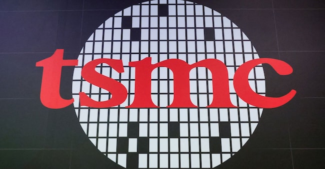 Il logo della Taiwan Semiconductor Manufacturing Company (TSMC) durante la conferenza sui risultati finanziari del secondo trimestre tenutasi a Taipei, Taiwan, il 16 luglio 2026. REUTERS/Ann Wang/Foto d'archivio REUTERS
