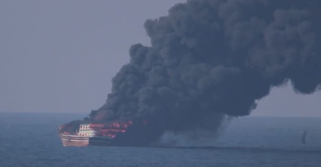 L’imbarcazione colpita dagli Stati Uniti che sarebbe legata all’Iran che transitava nel Golfo dell’Oman  via REUTERS