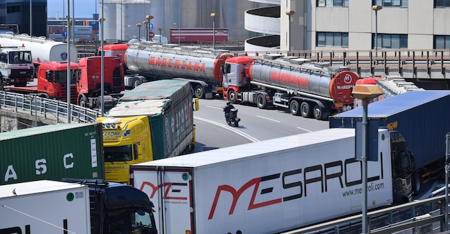 Un momento dello sciopero di 24 ore degli autotrasportatori che stanno bloccando gli ingressi del porto di Genova, 29 maggio 2017. ANSA/LUCA ZENNARO ANSA