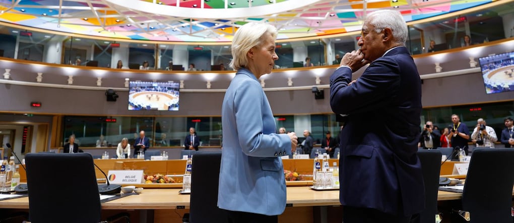 La presidente della Commissione europea Ursula von der Leyen parla con il presidente del Consiglio europeo Antonio Costa in occasione del Consiglio europeo (Apn)