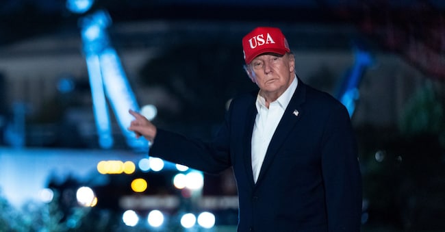 Il presidente Donald Trump indica i lavori di costruzione della sala da ballo della Casa Bianca mentre scende dal Marine One, nella mattinata di giovedì 15 ottobre 2026, a Washington. (Foto AP/Manuel Balce Ceneta) APN