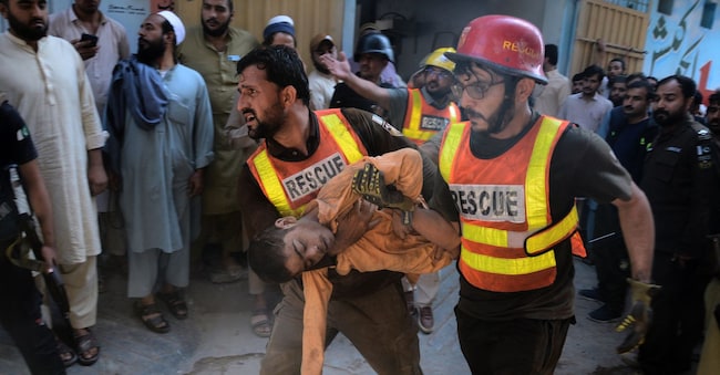 I soccorritori trasportano un ragazzo ferito dopo averlo tratto in salvo dalle macerie di un tetto crollato in una scuola privata a Peshawar, in Pakistan, giovedì 15 ottobre 2026. (AP Photo/Muhammad Zubair) APN