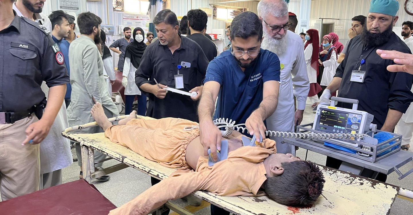 Pakistan, crolla il tetto di una scuola. Almeno 22 morti
