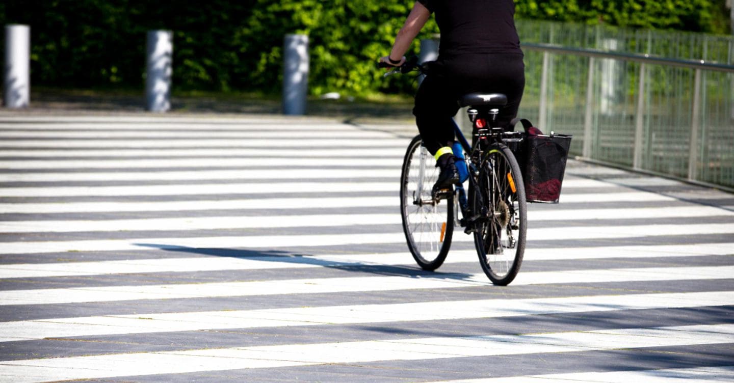 Nuovo Codice della strada: in bici si potrà attraversare sulle strisce ma bisognerà scendere se ci sono pedoni