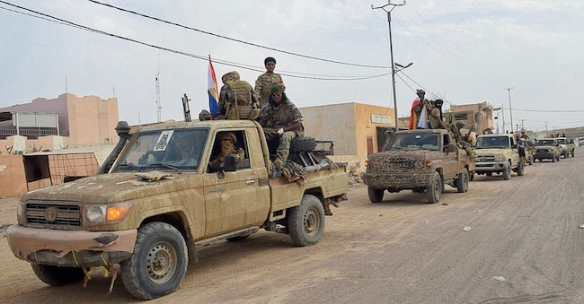 Membri del Fronte di Liberazione dell’Azawad (Fla) partecipano a una parata, due giorni dopo che il gruppo aveva annunciato di aver riconquistato la città di Kidal, in Mali REUTERS/Stringer