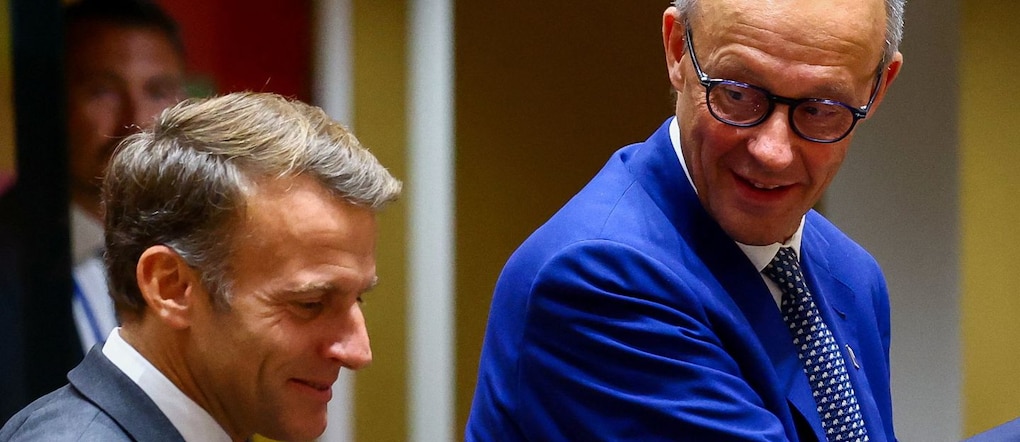 Il presidente francese Emmanuel Macron e il cancelliere tedesco Friedrich Merz annunciano l’accordo tra Francia e Germania su automotive e Made in Europe (REUTERS)