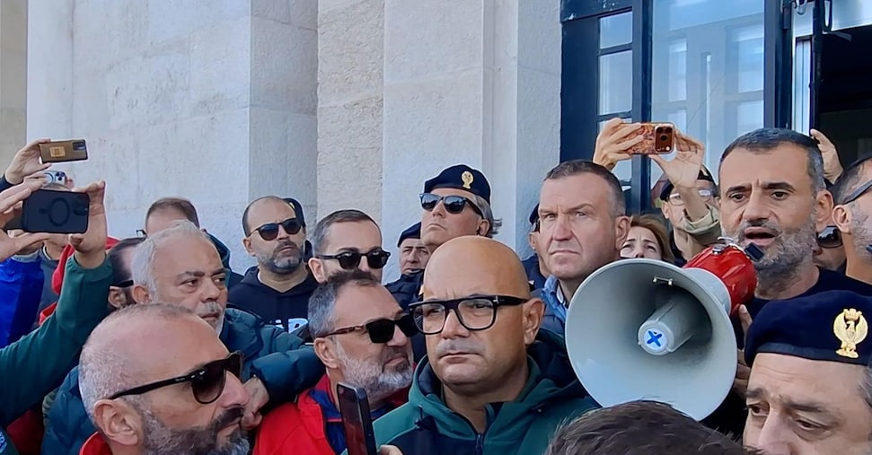Ex Ilva, schiarita a Taranto: blocchi stradali tolti subito, sciopero termina alle 23