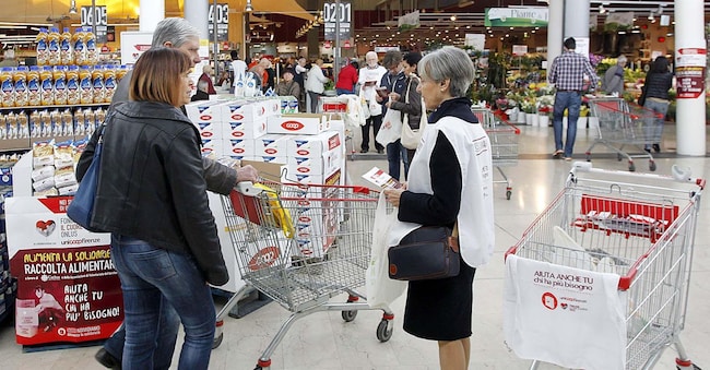 Un momento della giornata per la raccolta del Banco Alimentare. (Ansa)