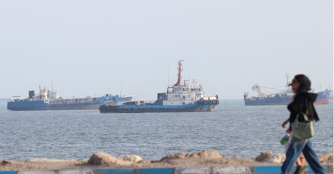 Navi nello Stretto di Ormuz, nei pressi della spiaggia di Bandar Abbas, in Iran, 13 ottobre 2026. Razieh Poudat/ISNA/via WANA (West Asia News Agency) via REUTERS via REUTERS