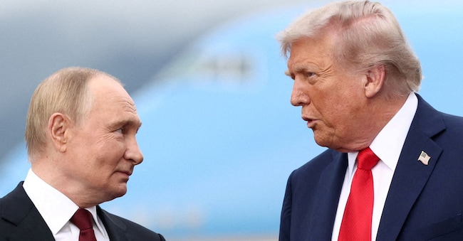 Il presidente degli Stati Uniti Donald Trump parla con il presidente russo Vladimir Putin durante un incontro per negoziare la fine della guerra in Ucraina, presso la Joint Base Elmendorf-Richardson ad Anchorage, in Alaska (Stati Uniti), il 15 agosto 2025. REUTERS/Kevin Lamarque/Foto d'archivio REUTERS