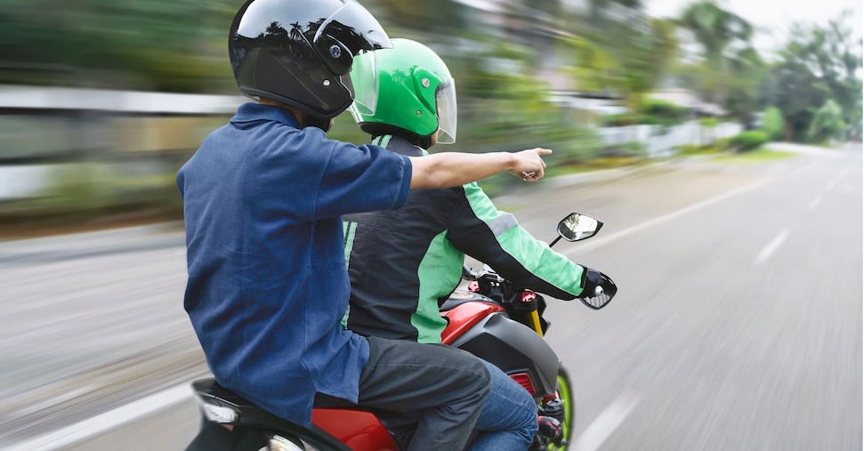 Nuovo Codice della strada, corsia virtuale e protezioni obbligatorie in autostrada: le novità per i motociclisti