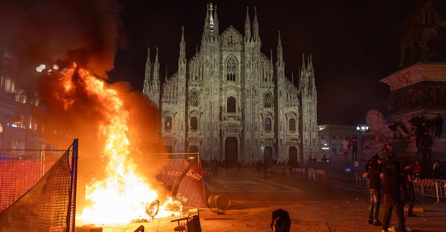 Fiamme in Piazza Duomo. Manifestazioni e scontri fra polizia e manifestanti di Italia in Piazza. Sabato 17 ottobre 2026. (Lapresse)