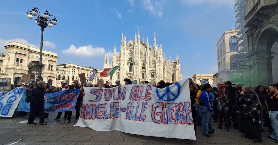 corteo a milano lancio di sassi contro la polizia da Ilsole24ore.com corteo a milano lancio di sassi contro la polizia