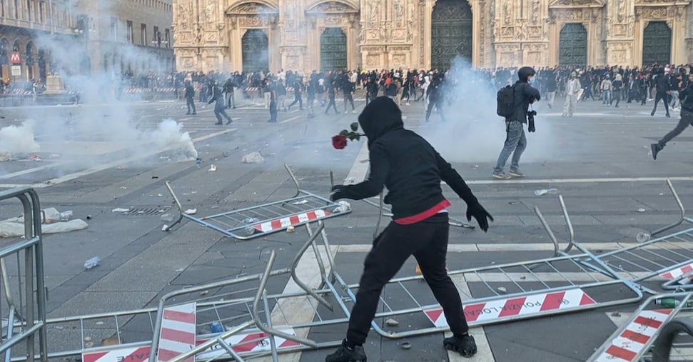 Milano, scontri tra manifestanti e polizia in piazza Duomo e Galleria. Disordini a Bologna e Torino Milano, scontri tra manifestanti e polizia in piazza Duomo e Galleria. Disordini a Bologna e Torino