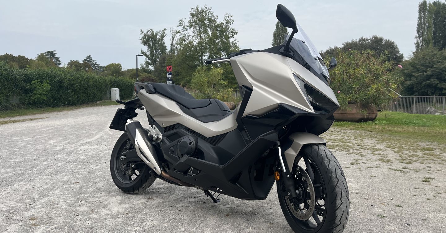 Honda Forza 750 my2026, come va il maxiscooter che pensa da moto