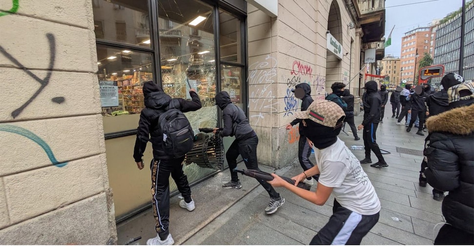 nuovi scontri e saccheggi a milano la polizia usa i lacrimogeni meloni convoca vertice sulla sicurezza
