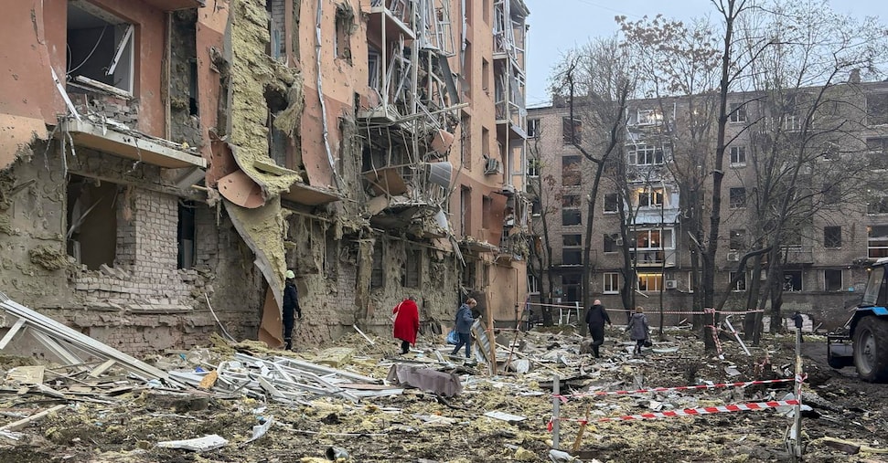 Guerra Ucraina, ultime notizie. Massiccio attacco di droni ucraini su San Pietroburgo. Zelensky: pronti a negoziare, gli Usa facciano pressioni su Putin