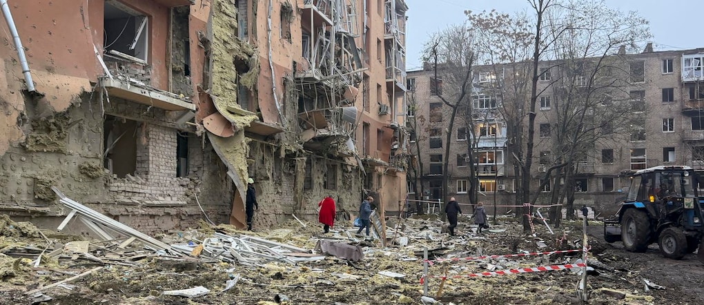 Residenti sul luogo di un attacco russo contro una zona residenziale a Zaporizhzhia, in Ucraina, il 17 ottobre 2026, nel contesto dell’invasione russa in corso. Secondo il Servizio statale di emergenza, almeno cinque persone, tra cui un bambino, sono rimaste ferite nel massiccio attacco russo contro la zona residenziale di Zaporizhzhia. EPA/DARYNA NAUMOVA EPA