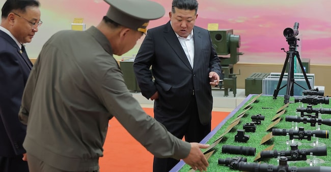 In questa foto fornita dal governo nordcoreano, il leader Kim Jong Un visita un nuovo museo della difesa denominato “Museo della Rivoluzione della Difesa Nazionale” in una località non resa nota della Corea del Nord (Korean Central News Agency/Korea News Service via AP) APN