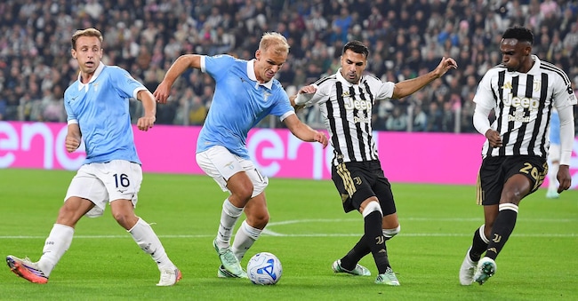 Mehmet Celik della Juventus e Gustv Tang Isakseen della Lazio in azione durante la partita di calcio della Serie A italiana tra Juventus FC e SS Lazio all'Allianz Stadium di Torino, Italia. (Ansa)