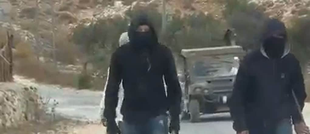 Immagini e testimonianze dalla zona dell'aggressione ai diplomatici europei in Cisgiordania indicano che una decina di coloni israeliani mascherati sono arrivati nella zona a bordo di quad, hanno circondato il veicolo di uno dei diplomatici chiedendo i documenti d'identità e hanno poi infranto a sassate il finestrino dell'auto del consolato belga. Secondo quanto riportato da Haaretz, tra le persone aggredite vi è anche Bernard Baudoux, sindaco della città francese Aulnoye-Aymeries. FERMO IMMAGINE VIDEO X ANSA