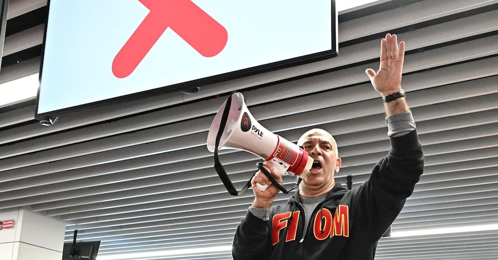 Ex Ilva, i lavoratori di Cornigliano occupano aeroporto di Genova