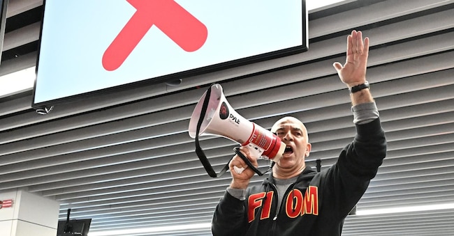 Un momento del blocco degli operai ex Ilva all'aeroporto di Genova ANSA
