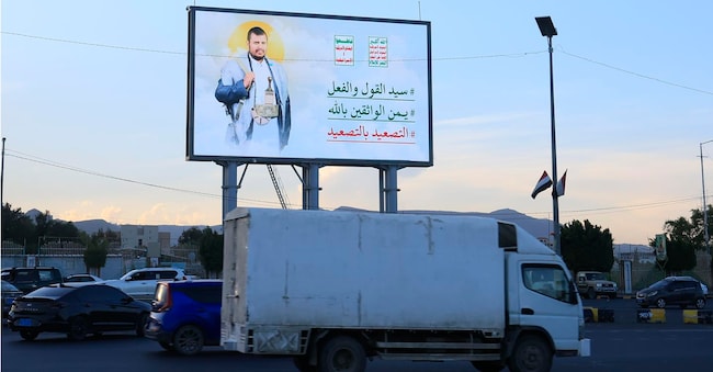 Un manifesto del leader degli Houthi Abdul-Malik al-Houthi a Sana'a, capitale dello Yemen, EPA
