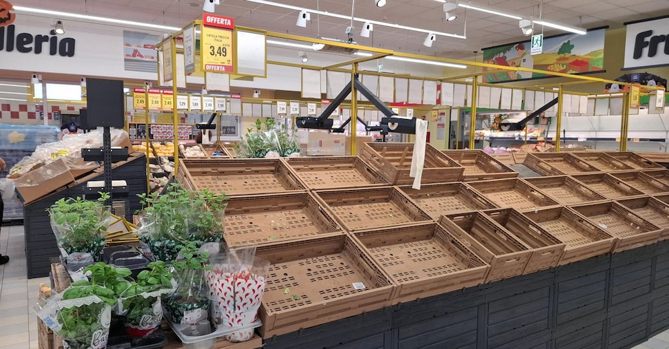 Scaffali vuoti e merci deperibili, i blocchi stradali aggravano la crisi dell’agroalimentare