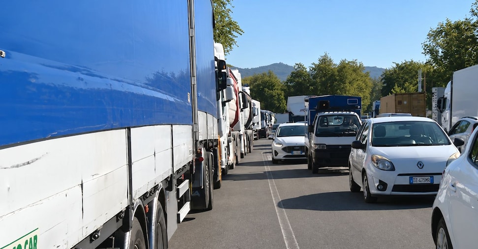 Tir, la protesta mette sotto pressione le filiere del Sud: merci ferme e scaffali vuoti