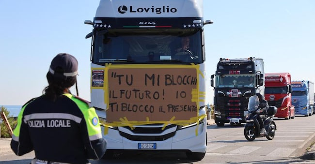 La protesta degli autotrasportatori in Puglia