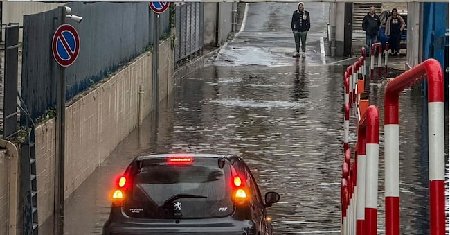 A Giugliano la piazzola allagata dal temporale al pronto soccorso dell'ospedale 'San Giuliano', Napoli, 8 ottobre  2026.  ANSA/  CIRO FUSCO ANSA
