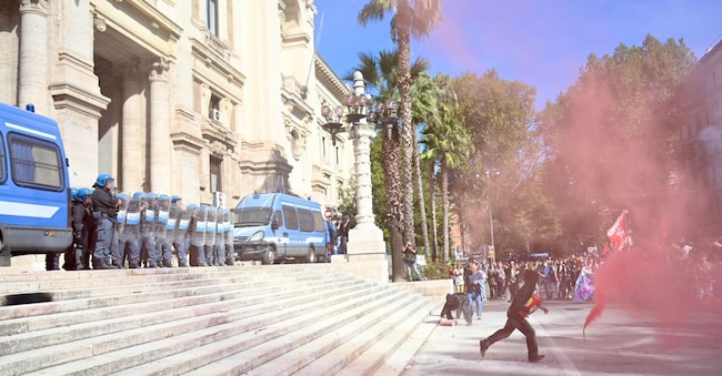 Gli studenti in corteo a Roma hanno raggiunto il ministero dell'Istruzione in viale Trastevere e hanno lanciato petardi contro l'edificio urlando "noi da qui non ce ne andiamo" e "Valditara esci dal palazzo", Roma, 16 ottobre 2026 ANSA / Fabio Cimaglia
