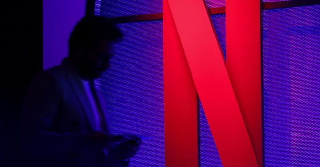 FOTO D'ARCHIVIO: Un uomo in piedi accanto al logo di Netflix durante un evento a Mumbai, in India, il 29 febbraio 2024. REUTERS/Francis Mascarenhas/Foto d'archivio REUTERS
