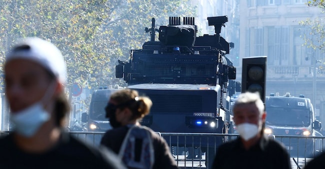 Le città francesi archiviano la prima notte di coprifuoco dopo un weekend di scontri REUTERS