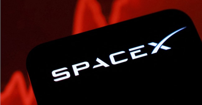 FOTO D'ARCHIVIO: Il logo di SpaceX e un grafico azionario in ascesa sono raffigurati in questa illustrazione realizzata l'11 giugno 2026. REUTERS/Dado Ruvic/Illustrazione/Foto d'archivio REUTERS