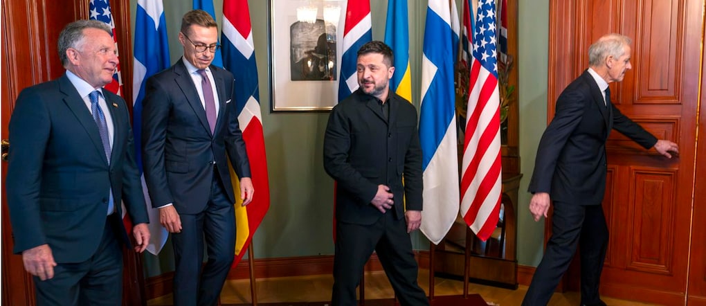 (da sinistra a destra) L’inviato speciale statunitense Steve Witkoff, il presidente finlandese Alexander Stubb, il presidente ucraino Volodymyr Zelensky e il primo ministro norvegese Jonas Gahr Store si incontrano a Oslo, in Norvegia, il 20 ottobre 2026. Il primo ministro norvegese e il presidente finlandese hanno ospitato i colloqui diplomatici di alto livello sull’Ucraina. EPA/HEIKO JUNGE / POOL NORWAY OUT EPA