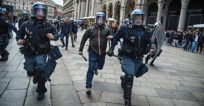 Disordini a Piazza Duomo e nei dintorni, Milano, 18 ottobre 2026. ANSA/MATTEO CORNER ANSA