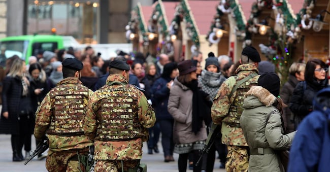 Militari presidiano il Duomo di Milano. ANSA / MATTEO BAZZI ANSA