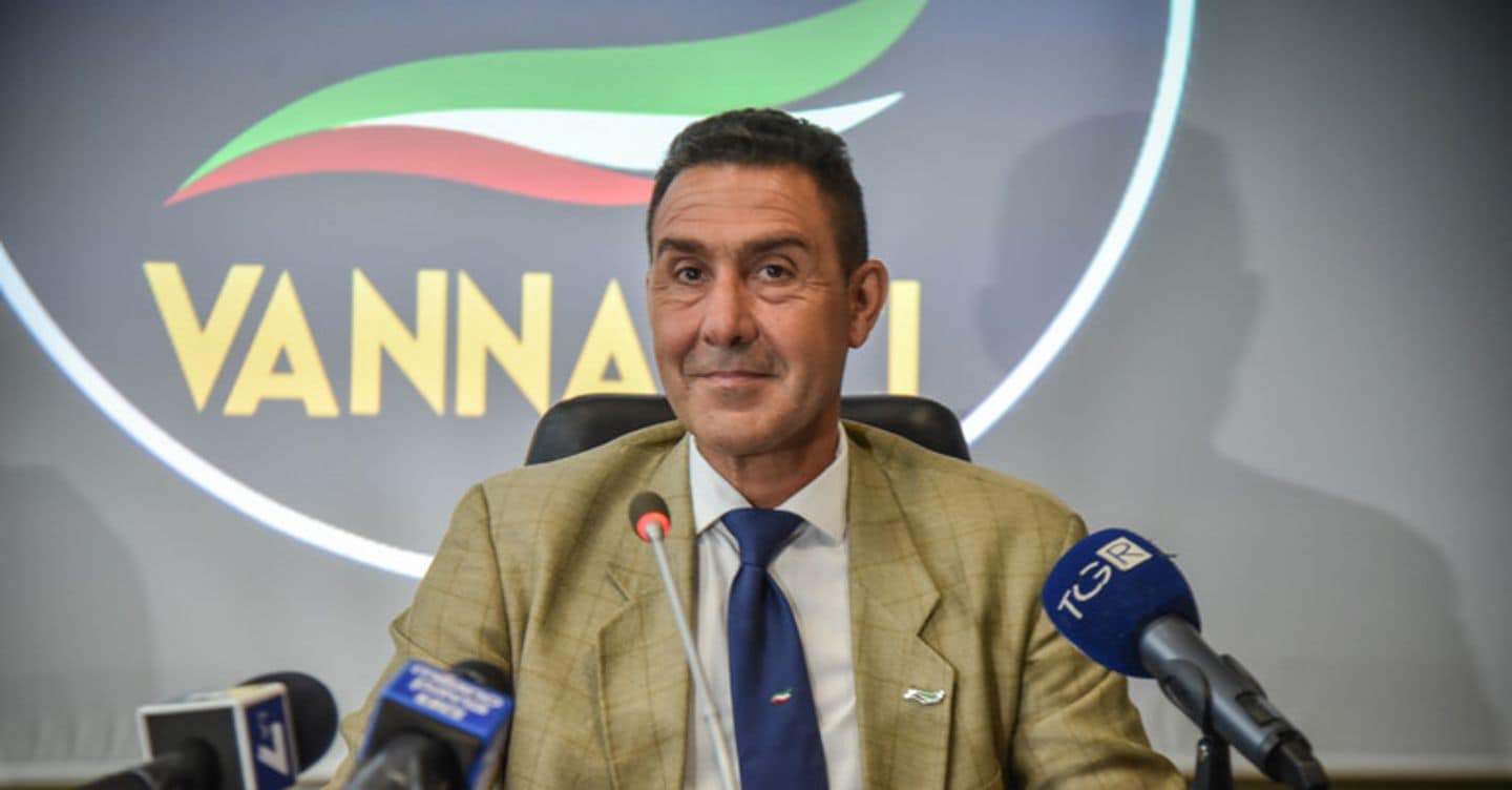 Scontri di piazza, Vannacci propone proiettili di gomma e cani per disperdere i violenti