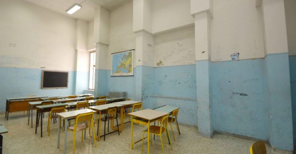 Scuole in Europa, tra edifici fatiscenti, bagni senza acqua e carenza di insegnanti: la protesta degli studenti