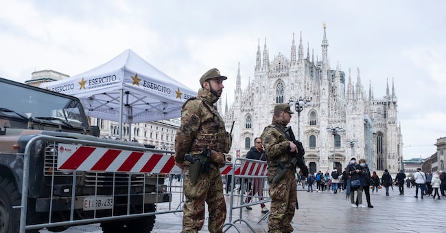 In arrivo a Milano 500 militari per scongiurare il rischio di nuovi scontri e saccheggi dopo quello avvenuto nello scorso fine settimana. (Foto Alessandro Cimma/Lapresse)