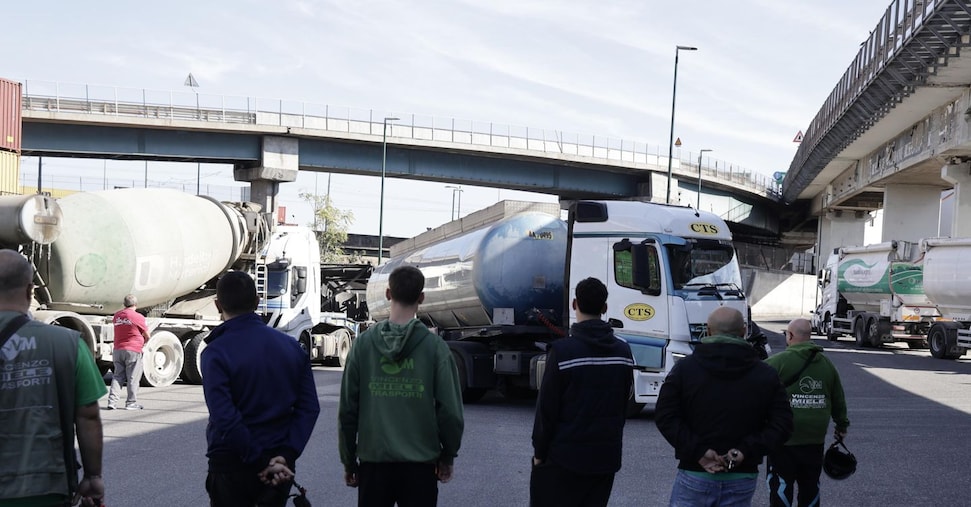Blocchi tir, Urso: «Viminale sta identificando camionisti». Lollobrigida: «Verificare casellario giudiziario»