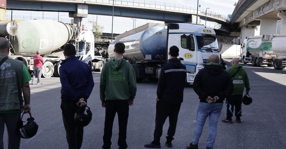 Le associazioni dell’autotrasporto, governo intervenga per porre fine ai blocchi