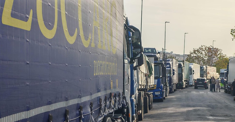 autotrasporto ancora blocchi dei tir in puglia campania e calabria