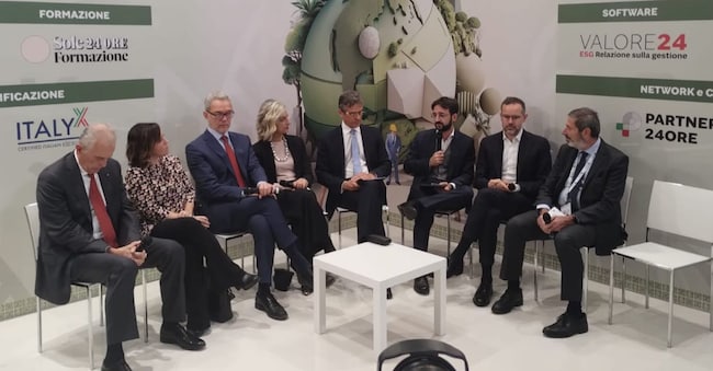Un incontro presso lo stand del Gruppo Il Sole 24 ORE a Ecomondo 2025 (Imagoeconomica)