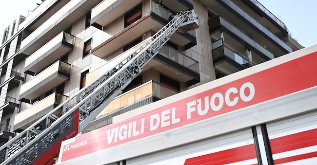 INTERVENTO DEI VIGILI DEL FUOCO PER  BALCONE PERICOLANTE  E VETRO IMAGOECONOMICA