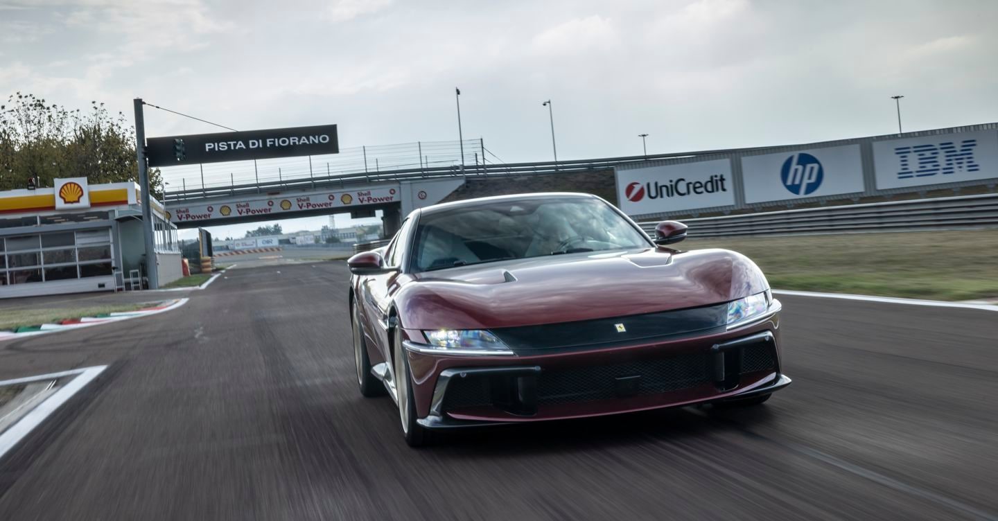 Ferrari 12 Cilindri Manuale, la prova. Al volante della super rossa con cambio (anche) manuale