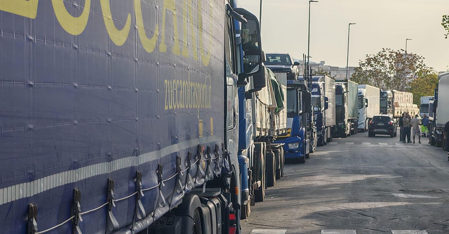 Blocco tir in Campania: a rischio mozzarella e attività produttive